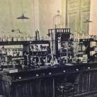 Régi laboratórium fekete-fehér képe