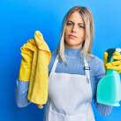 Fiatal nő ablaktisztítóval