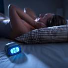 Fülét befogó nő az ágyban